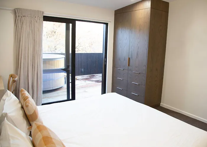 Great View, Very Central, Modern House, 3 En-suites * Wanaka