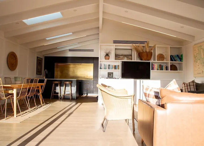 Great View, Very Central, Modern House, 3 En-suites *